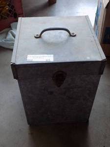 lot 65 image: VINTAGE EMPTY METAL BOX W LID