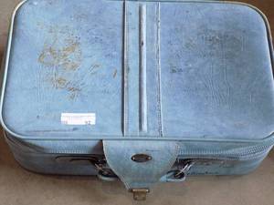 lot 92 image: BLUE OTTO SUITCASE,