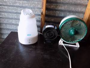 lot 107 image: QTY 2 TABLE FANS AND A HALLS HUMIDIFIER