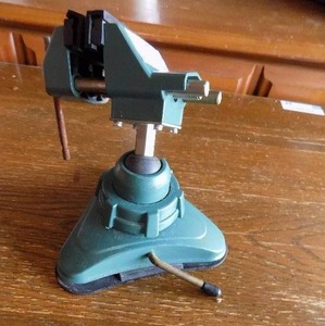 lot 16 image: 2 34Articulated Hobby Vise
