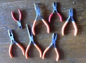 lot 124 image: SMALL JEWELRY PLYERS