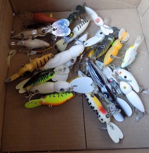 lot 177 image: VARIOUS FISHING LURES