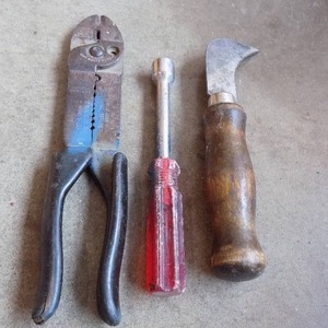lot 150 image: WIRE CUTTERS, SOCKET DRIVER, KNIFE