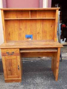 lot 20 image: CHILDS DESK 1 DRAWER 1 DOOR