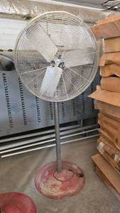 lot 17 image: Patton 30 Standing Shop Fan