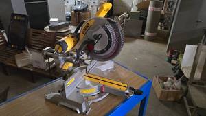 lot 52 image: DeWalt DWS780 12 Double Bevel Compound Miter Saw.  TESTED