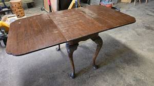 lot 178 image: Beautiful Antique Drop Leaf Dining Table
