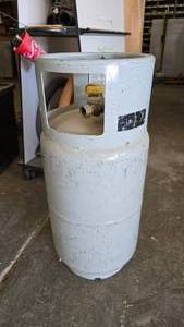 lot 231 image: Propane Tank For Forklift.  Does not feel empty
