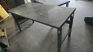 lot 256 image: Metal Adjustable Height Work Table