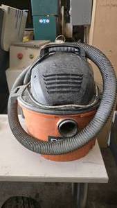 lot 328 image: Ridgid WD06701 6 gallon WetDry Vac.  Missing casters