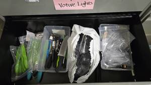lot 94 image: Contents of Shelf.  Lot of Kitchen Knives, Acrylic Shakers & Ice Tongs