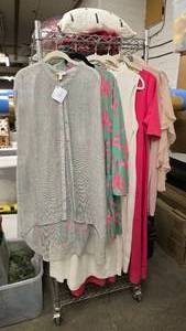 lot 122 image: Lot of 7 Womens Dresses & Tops