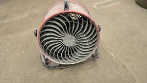 lot 132 image: Commercial Electric SFD5-400B 3 Speed Shop Fan