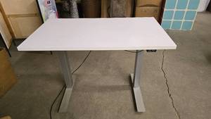 lot 183 image: Knoll 42 Electric Height-Adjustable White Desk.  TESTED&nbsp THIS ITEM CAN ONLY BE PICKED UP ON DAY 3 OF REMOVAL
