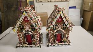 lot 184 image: Lot of 2 Matching Display Gingerbread Houses.
