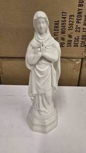 lot 191 image: Beautiful Beleek Ireland Blessed Virgin Mary Porcelain Statue