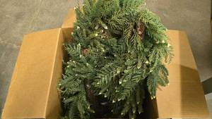 lot 189 image: Large Box Full of Artificial Life Like Christmas Wreaths