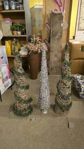 lot 199 image: Lot of 3 Misc Christmas Dcor Items