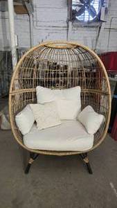 lot 353 image: Oversized Wicker IndoorOutdoor Patio Lounge Egg Chair