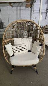 lot 354 image: Oversized Wicker IndoorOutdoor Patio Lounge Egg Chair