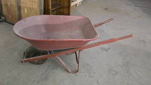 lot 387 image: True Temper Wheelbarrow