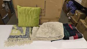 lot 489 image: Lot of Misc Throw Blankets & Green Throw Pillow