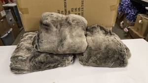lot 490 image: Lot of 3 Le Pouf Faux Fur Throw Blankets.  Measures 60 x 48