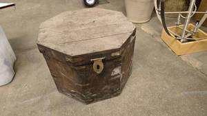 lot 549 image: Vintage Wooden Octagonal Storage Trunk