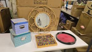 lot 592 image: Lot of Misc Dcor Items.  Includes Everything Pictured.