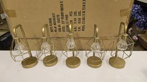 lot 622 image: Lot of 5 Matching Gold Small Desk Lamps