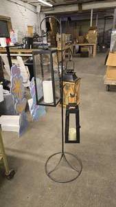 lot 633 image: Metal 3 Hook Stand w 3 Candle Lanterns