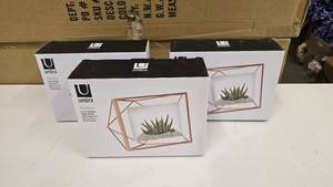 lot 670 image: Lot of 3 Umbra Prisma 4x6 Photo Displays