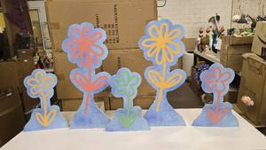 lot 816 image: Lot of 5 Matching Flower Dcor on Stands