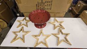 lot 840 image: Lot of 5 Wooden Hanging Stars & Large Red Metal Platter