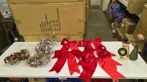 lot 859 image: Lot of Misc Christmas Dcor