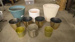 lot 881 image: Large Lot of Misc Planters.  Up to 24 Tall