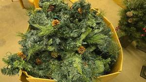 lot 894 image: Box Full of Misc Christmas Garland