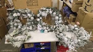 lot 901 image: Lot of 4 Snowy Christmas Wreaths