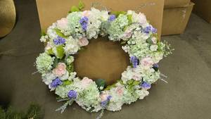 lot 906 image: Beautiful SpringEaster 40 Wreath