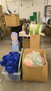 lot 953 image: Large Lot of Misc Flowers.  Includes Everything Pictured.