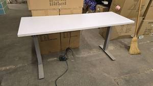 lot 960 image: Knoll 42 Electric Height-Adjustable White Desk.  TESTED&nbsp THIS ITEM CAN ONLY BE PICKED UP ON DAY 3 OF REMOVAL