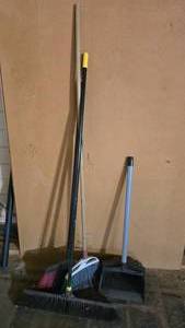 lot 999 image: Lot of Misc Brooms & Dust Pan