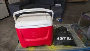 lot 1001 image: Igloo Red Cooler w Expanding 100 Water Hose