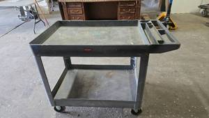 lot 1005 image: Rubbermaid Rolling Cart