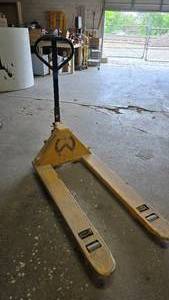 lot 1015 image: U-Line H-1043 5,500LB Capacity Pallet Jack.  Wont Lift.
