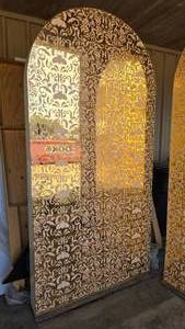 lot 1018 image: Beautiful White w Clear Gold Arcylic Backdrop Arched Panel.  Panel 8 tall, has steel base and is free standing.