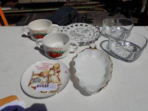 lot 207 image: qty 2 soup cups, heart shape bowls, dcor plates
