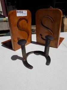 lot 205 image: wooden s bookends, and horse shoe coat hanger