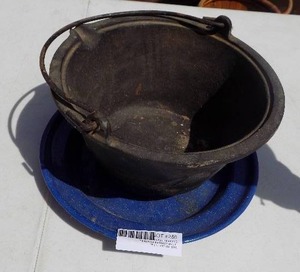 lot 259 image: HANDLED CAST IRON POT AND BLUE SPECKLED PLATE