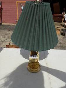 lot 270 image: SMALL TABLE LAMP WITH SHADE